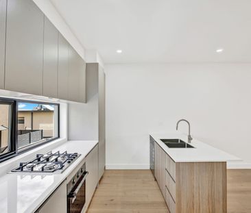 Exclusive 2‑Bed + Study Townhouse in Prime Pascoe Vale – Sophistica... - Photo 4