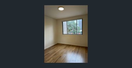 Spacious 2 bedroom Apartment in a great location - Photo 2