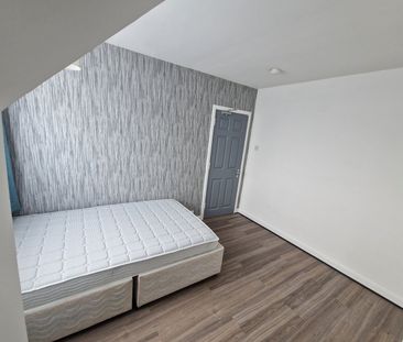 Room in a Shared House, The Limes Avenue, N11 - Photo 1