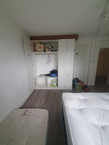 1 bedroom in a flat share to rent - Photo 2