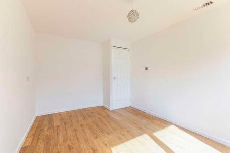 Shadowfax Drive, Northampton, Northamptonshire, NN3 - Photo 2