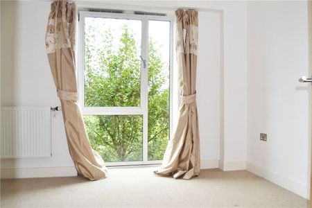 2 double bedroom apartment in the heart of the town centre with views over Victoria Park, with allocated PARKING. - Photo 3