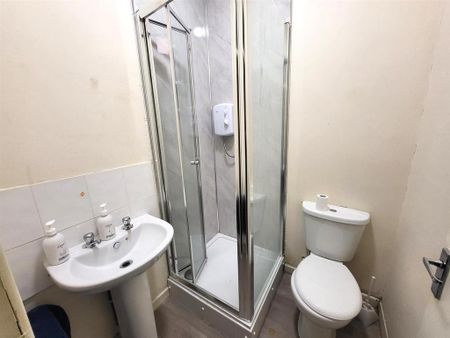 1 bedroom in a house share to rent - Photo 2