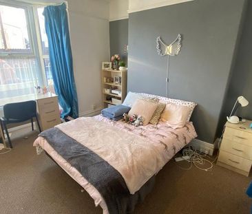 4 bedroom terraced house to rent - Photo 1