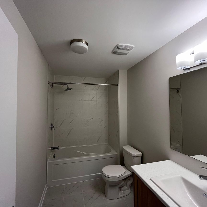 For Lease - 536 Oldenburg Avenue, Stittsville - Munster - Richmond, Ontario - Photo 1