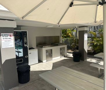 Beautifully renovated fully furnished one bedroom apartment in quie... - Photo 1