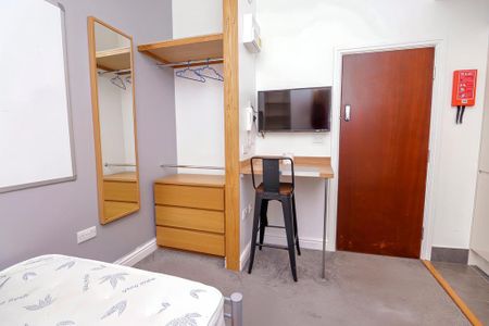 1 bedroom in a house share to rent - Photo 2