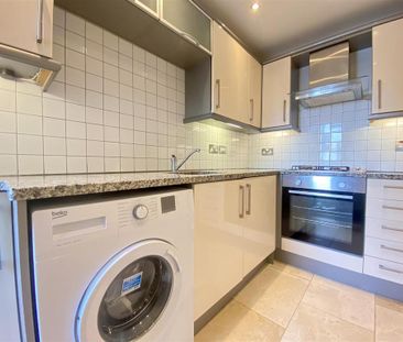 2 bedroom mews to rent - Photo 2