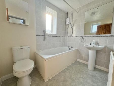 3 bedroom semi-detached house to rent - Photo 5