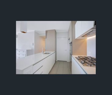 Sleek, Modern, and Stylish Contemporary Apartment with Stunning Cit... - Photo 6