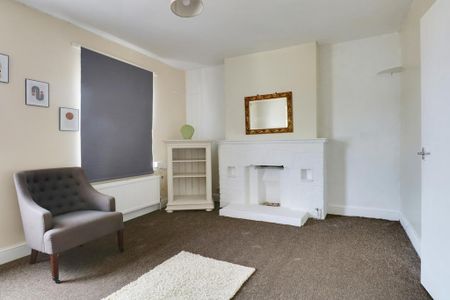 3 bedroom maisonette to rent - Photo 2