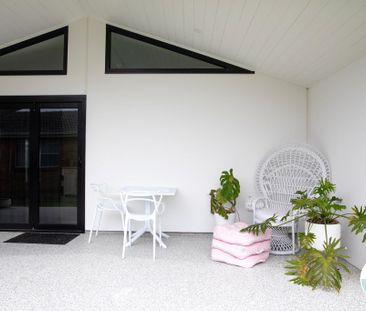 4 Middle Street, Caves Beach NSW 2281 - House For Rent | Domain - Photo 2