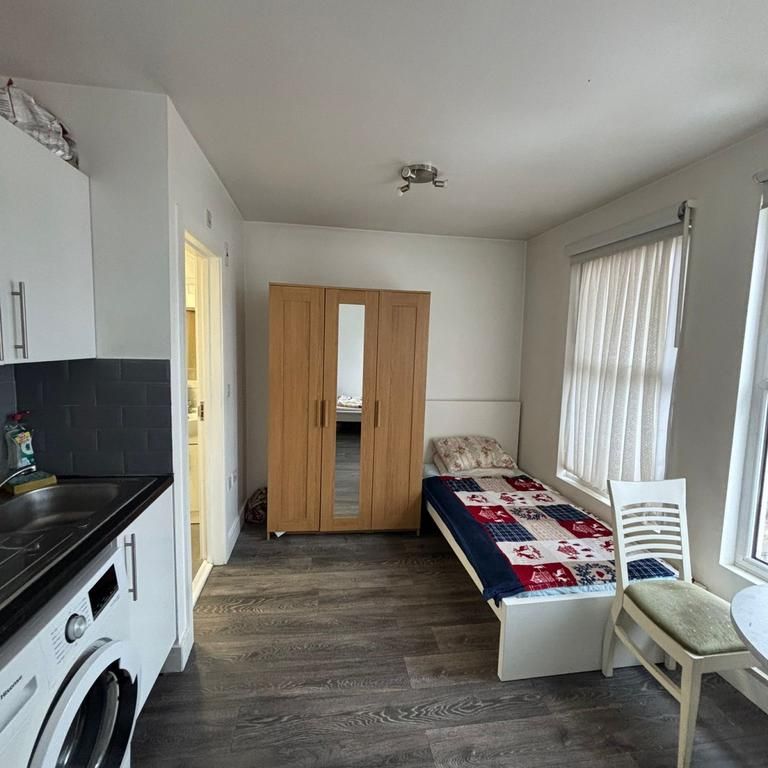 Studio to rent - Photo 1