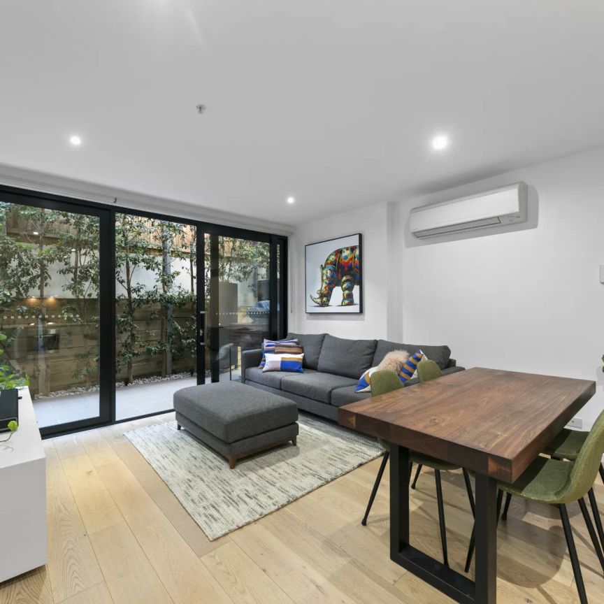 Spacious light filled courtyard! - Photo 1