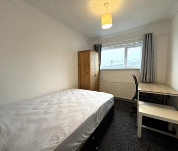 4 bedroom end of terrace house to rent - Photo 5