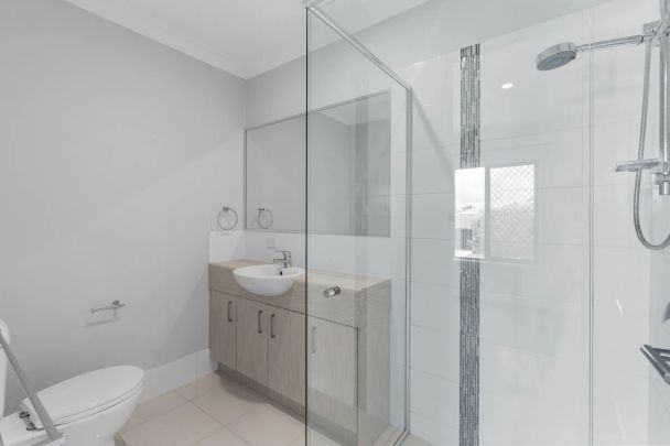 Modern living townhouse with close proximity to schools and public transport - Photo 1