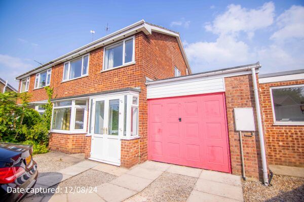 Room 1, 50 Eastfield Crescent - Photo 1