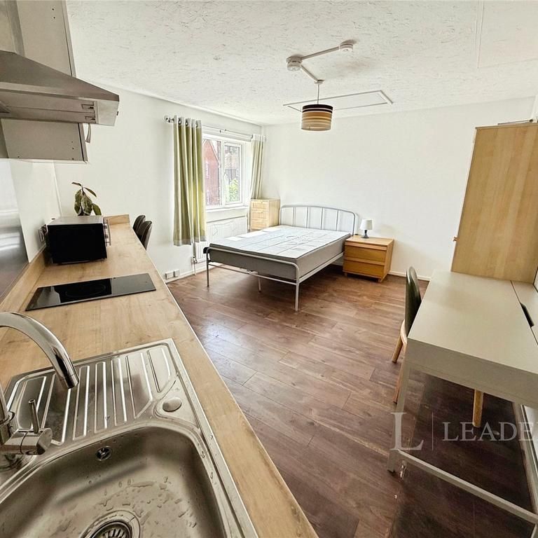 Studio to rent - Photo 1