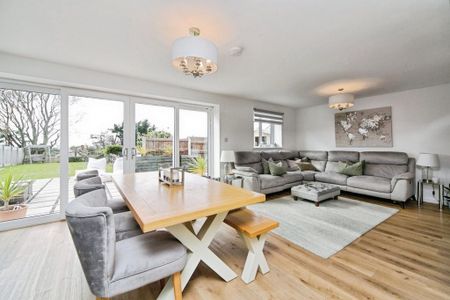 5 bedroom detached house to rent - Photo 3