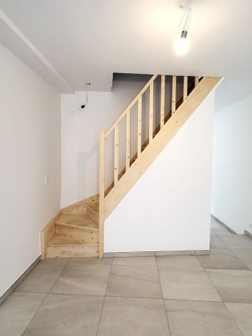 Deze volledig gerenoveerde woning (2025) biedt modern wooncomfort op een centrale ligging in het centrum, met winkels, scholen en openbaar vervoer op wandelafstand. - Photo 5