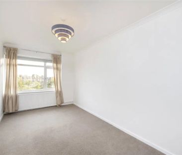 3 bedroom flat in Barnes - Photo 1