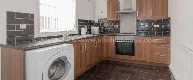 4 bedroom property to rent in Salford - Photo 1