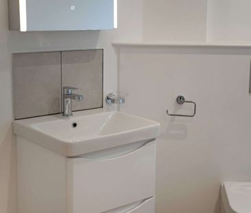 A modern two bedroom apartment - Photo 4