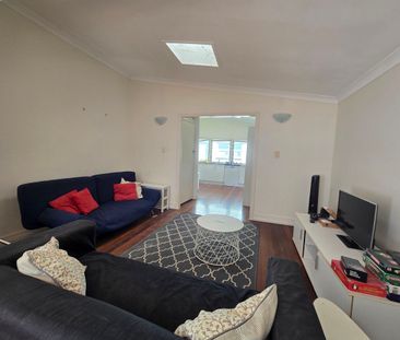 Great House, Great Location! EASY WALK TO UNI AND ST LUCIA VILLAGE - Photo 3