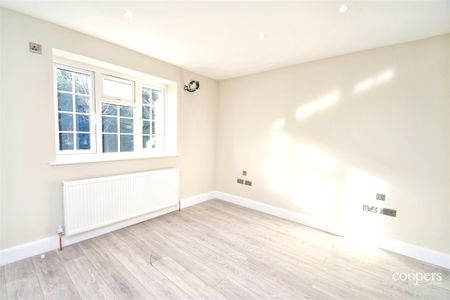 6 bedroom house - detached - Photo 3