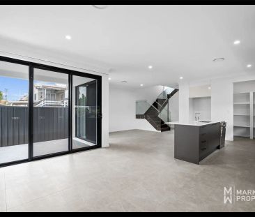 “MODERN 5 BED HOME IN PRIME LOCATION” - Photo 1