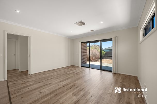 Great Family Home, Less than 1km to Alamanda College - Photo 1