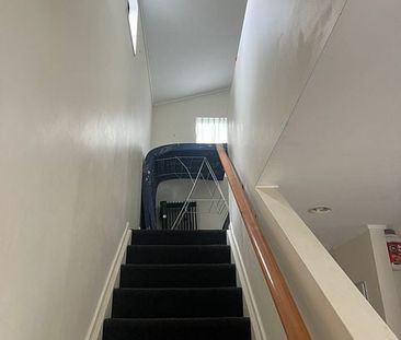 Sunny 3-bedroom townhouse Ellerslie - Photo 2