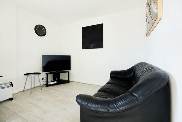3 Bed Flat, Acorn Grove, B1 - Photo 1