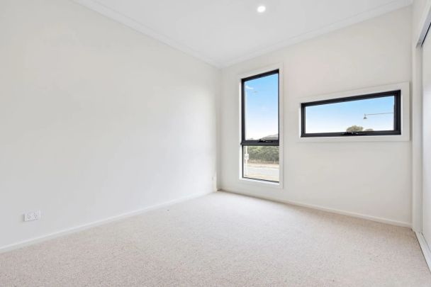 Modern townhouse delight! - Photo 1