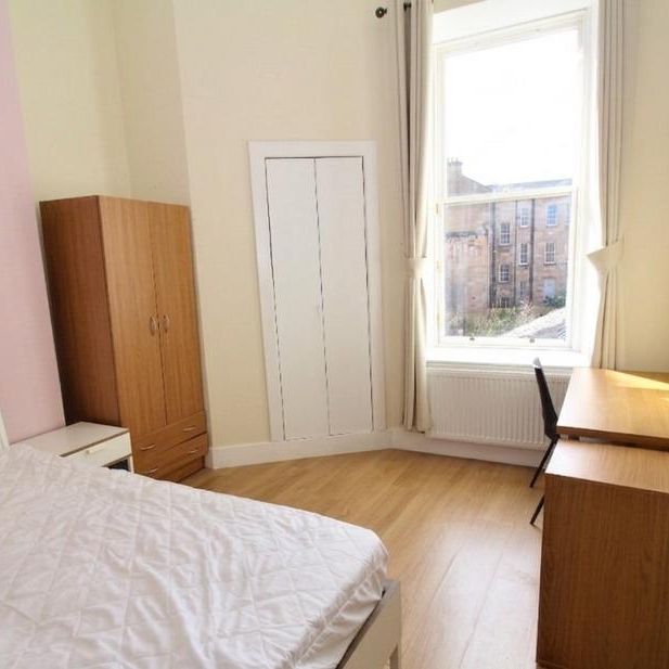 4 bedroom flat to rent - Photo 1