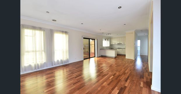 Spacious, Stylish, and Convenient: Immaculate 3-Bedroom Villa - Photo 1