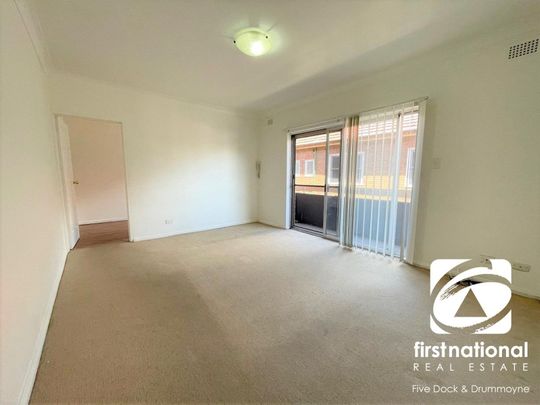 SPACIOUS 1 BEDROOM UNIT, BALCONY + CAR SPACE - Photo 1