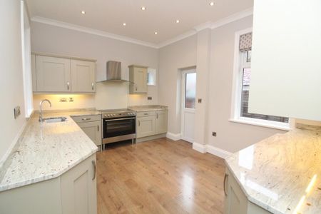 3 bedroom semi-detached bungalow to rent - Photo 2