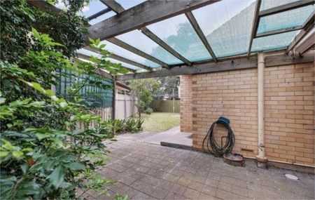 Neat, Trendy and Convenient Two Bedroom Maisonette - Photo 2