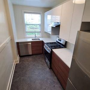 Fully renovated heritage 2 Bedroom w den. Great S Granville location. - Photo 2