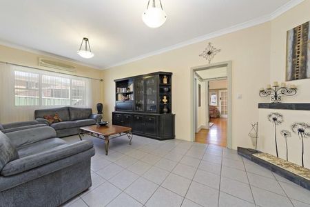 SPACIOUS 3-BEDROOM HOME FOR LEASE IN THE HEART OF CROYDON - Photo 4