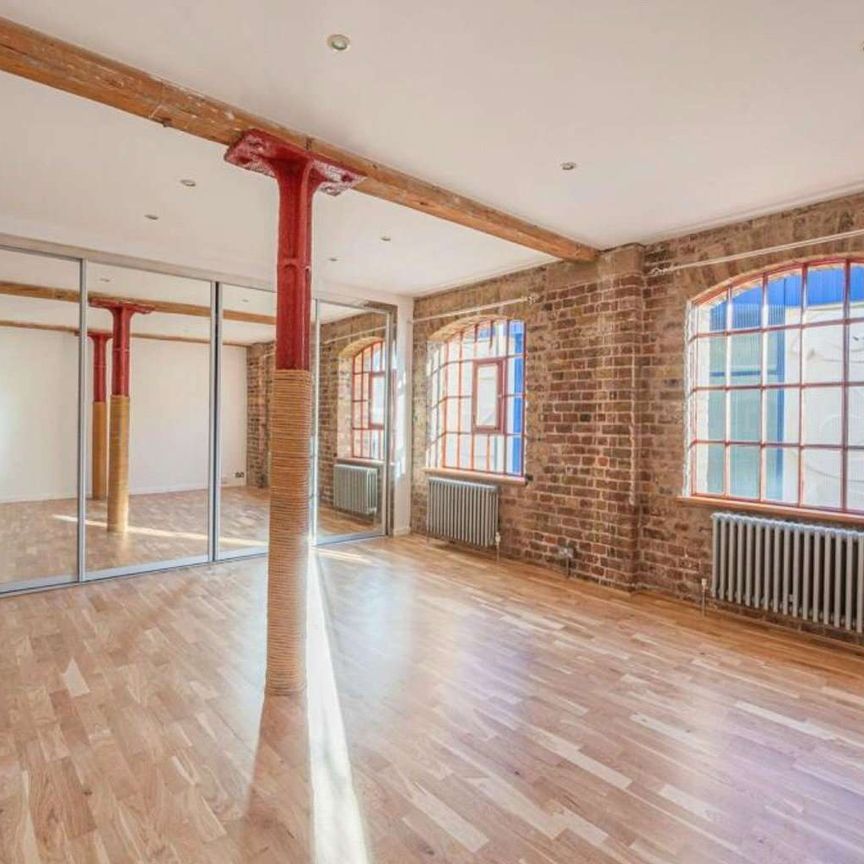 An exceptionally spacious 2 bedroom apartment situated on the second floor (with lift and stair access) of this fine, warehouse conversion, located in the heart of Wapping. - Photo 1