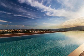 Encantador Piso Reformado en La Carihuela en urbanización con Piscina y Tenis en primera l – tor507ts1