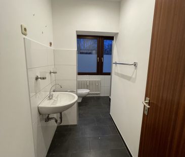 Erdgeschosswohnung in ruhiger Lage - modernes Badezimmer mit Dusche und Fenster! - Photo 1