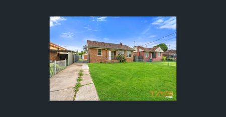 SPACIOUS FAMILY HOME! - Photo 2