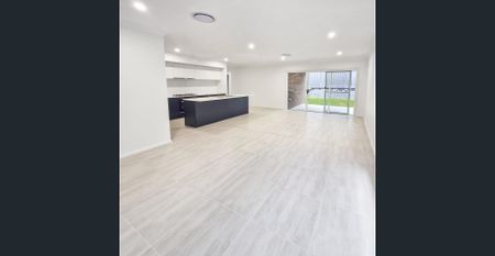 Brand New Executive Residence - discounted rent until landscaping is complete - Photo 4