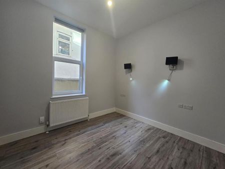 3 bedroom flat to rent - Photo 2