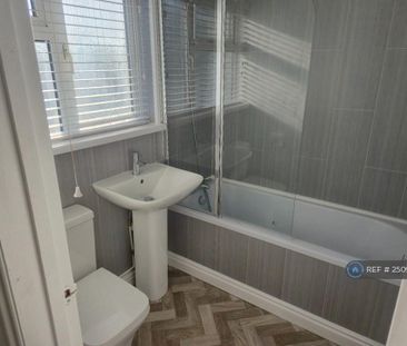 3 bedroom semi-detached house to rent - Photo 6