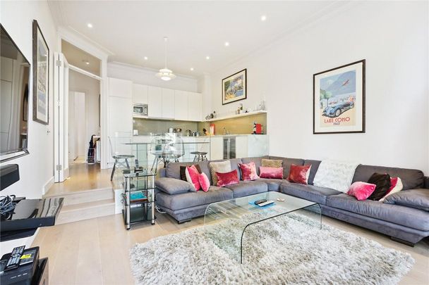 2 bedroom flat in Earls Court - Photo 1