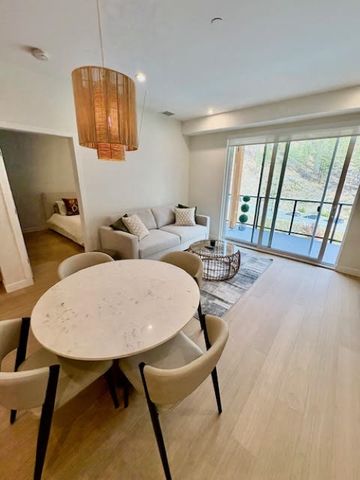 Stunning Top Floor Unit – ZARA 2 - Photo 5